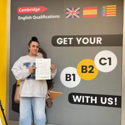 Inicio 6 Alumna de UI Formación con su título de Cambridge