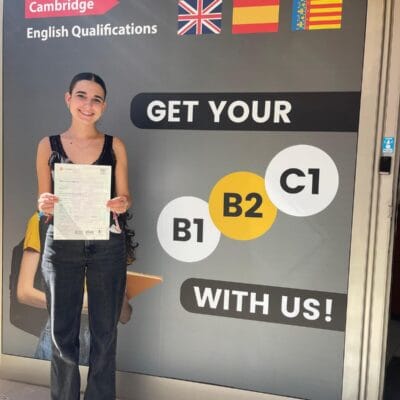 Inicio 7 Alumno de UI Formación con su título de Cambridge
