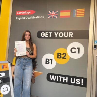 Inicio 9 Alumno de UI Formación con su título de Cambridge