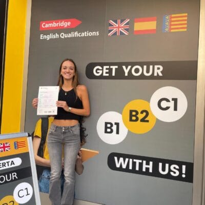 Inicio 10 Alumna de UI Formación con su título de Cambridge