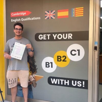 Inicio 11 Alumno de UI Formación con su título de Cambridge