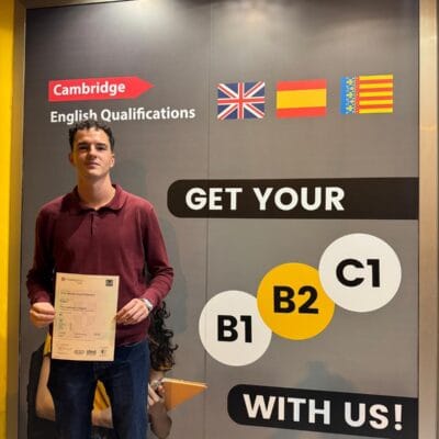Inicio 12 Alumna de UI Formación con su título de Cambridge